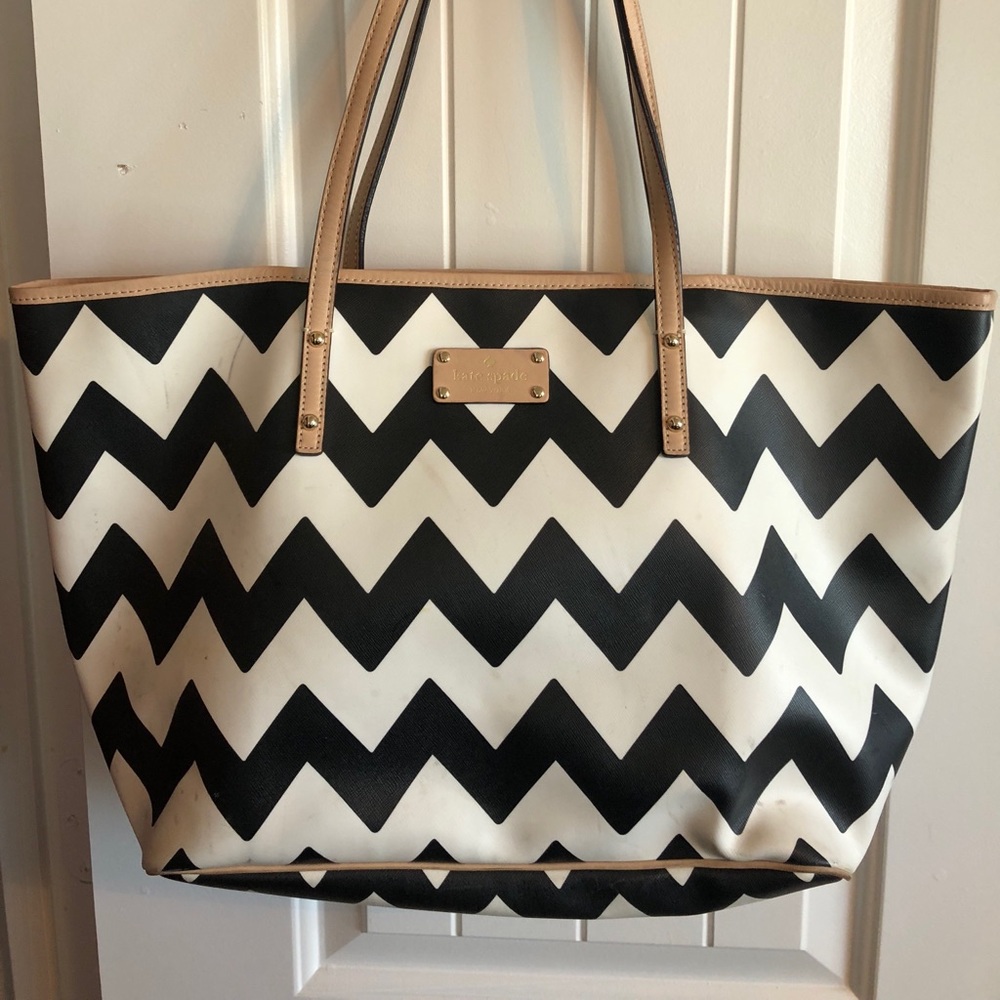 Kate Spade ♠️ chevron bag EUC